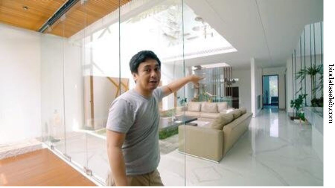 Raditya Dika – Agama, Buku, Kucing, Rumah, Adik, Dan Biodata